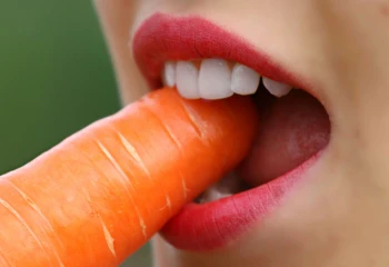 היה לילה עם המאהבת ובתגובה אשתו הורידה לו את הבילבל עם השיניים