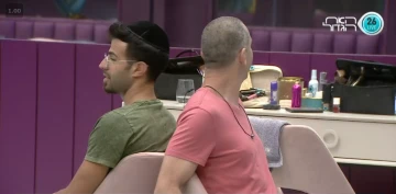 תמיר ועומר משחקים סטירה נשיקה קטע קורע מצחוק