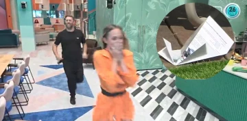 אורן עובד על רומי שהיא קיבלה מטוס והיא כולה מתרגשת ואז אורן גילה את האמת והיה וזרק את אור למים